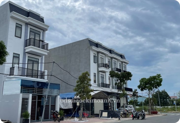 dat nen binh duong giao dich soi dong voi mega city 1