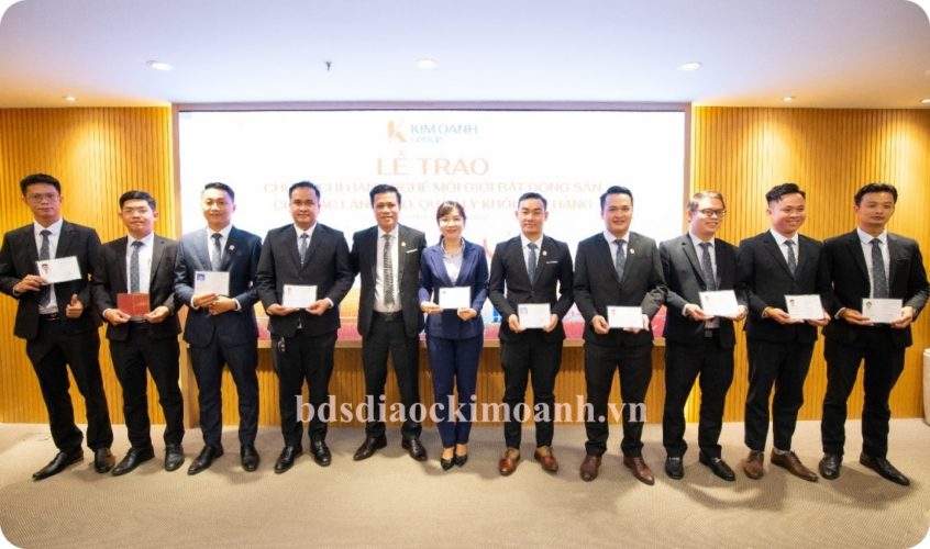 KIM OANH GROUP TRAO CHỨNG CHỈ HÀNH NGHỀ MÔI GIỚI BĐS CHO CẤP QUẢN LÍ 1 kim oanh group trao chung chi hanh nghe moi gioi bds cho cap quan li 1