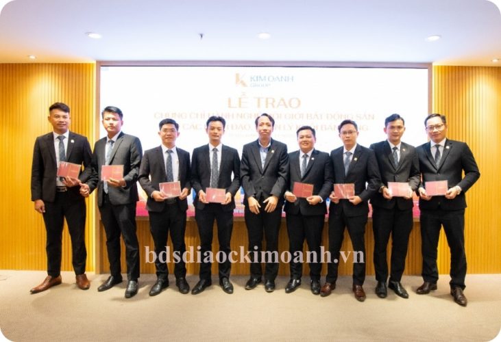 KIM OANH GROUP TRAO CHỨNG CHỈ HÀNH NGHỀ MÔI GIỚI BĐS CHO CẤP QUẢN LÍ 4 kim oanh group trao chung chi hanh nghe moi gioi bds cho cap quan li 8